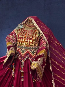 Robe ethnique longue à manches longues et à capuche, style bohème vintage, brodée de rouge, pour femmes adultes, Inde, Pakistan - Product Image 3