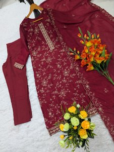 Conjunto de Kurti y Pantalón Bordado Color Granate de Lujo con Dupatta |   Traje Salwar de Diseñador para Mujer, para Bodas y Fiestas - Product Image 5