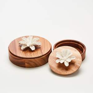 Boîte de service ronde en bois artisanale de luxe pour chocolats avec couvercle floral blanc sculpté – Rangement élégant et haut de gamme pour bonbons - Product Image 6