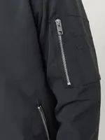 Blouson aviateur matelassé noir en toile de haute qualité avec col montant et logo personnalisé sur le devant, vente en gros pour hommes