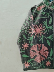 เสื้อแจ็คเก็ตกำมะหยี่สีเทาปักลายดอกไม้สีชมพูและลายเถาวัลย์สีเขียวแบบแฮนด์เมด |   เสื้อแจ็คเก็ตผู้หญิงงานฝีมืออินเดีย - Product Image 2
