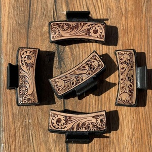 Pince à cheveux personnalisée tendance en cuir de vachette faite à la main avec cuir recouvert usiné à la main griffe de cheveux pour femmes de haute qualité - Product Image 4