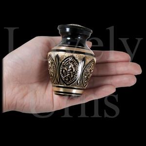 Urnas funerarias ornamentadas en negro y latón, grabadas, en 2 tamaños, medianas para adultos, para guardar cenizas como recuerdo. - Product Image 5