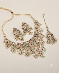 Ensemble de collier de créateur orné de perles de cristal suspendues, de cabochons ovales et de pierres, avec mang tika et boucles d'oreilles, bijoux ethniques tendance pour femmes - Product Image 1