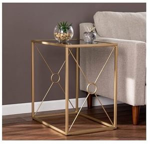 Mesa Auxiliar Moderna de Metal Dorado con Diseño Geométrico en X y Tapa de Vidrio |   Mesa Auxiliar Contemporánea de Lujo para Sala de Estar, Dormitorio o Sofá - Product Image 1