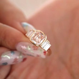 Anillo de Lujo de Oro con Cinco Piedras de Diamante de Laboratorio Rosa Claro de 2.5CT, Corte Antiguo, Corte Cojín, Engaste de Bisel, Media Montura y Piedras Laterales Baguette - Product Image 3