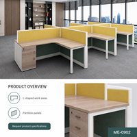 Poste de travail de bureau commercial moderne pour quatre personnes, avec dessus en forme de L en grain de bois clair, cloisons jaune-vert et meubles de rangement sur pieds.