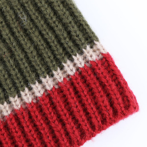 Gorro de Punto Acanalado con Bloques de Color Rojo y Verde, Gorro de Invierno Unisex Informal con Rayas en Contraste - Product Image 5