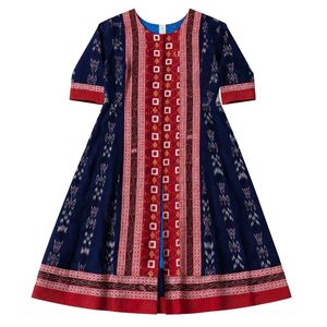 Vestido Anarkali Ikkat Arts Indigo Patola con Abertura Frontal – Azul Marino y Carmesí, Inspirado en la Costura Artesanal Étnica - Product Image 2