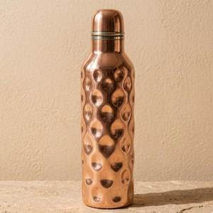 Bouteille d'eau en cuivre de style antique, conçue pour les bienfaits ayurvédiques de l'eau, pour la maison, la cuisine et la collection décorative - Product Image 5