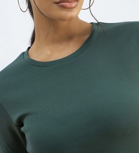 T-shirt femme en tissu premium, manches courtes, coupe slim, crop top pour adolescentes et femmes, haute qualité, basique mais au look élégant. - Product Image 2