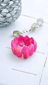 Bracelet large en résine rose et blanche style bohème, bracelet personnalisé en résine style ange, bijou artistique tendance - Product Image 2