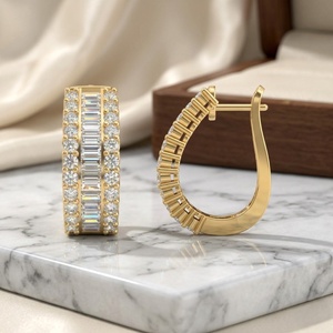 Pendientes de aro Huggie de triple fila con diamantes mixtos redondos y baguette de 4.30 CTW - Product Image 2