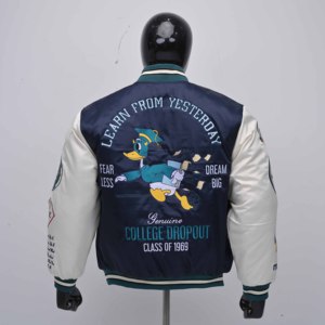 Vestes universitaires pour hommes sur mesure en gros, avec patchs en chenille et broderies, style streetwear - Product Image 3