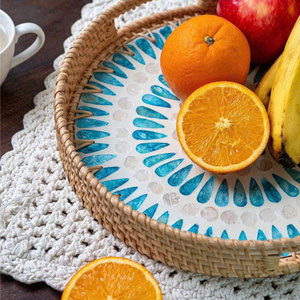 Plateau de service rond en rotin avec incrustation de nacre |   Plateau en mosaïque tissé à la main, plateau décoratif en osier laqué, panier à nourriture (noir) - Product Image 4