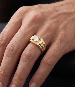 แหวนแต่งงานผู้ชายทอง 14KT ชุบโรเดียม ดีไซน์คลาสสิก ประดับเพชรเม็ดเดี่ยวทรงบริลเลียนท์ ผลิตในห้องปฏิบัติการ รับรองโดย IGI - Product Image 1