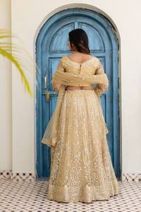 Tenue ethnique indienne traditionnelle pour fêtes, mariages, Diwali : Ensemble Lehenga Choli lourd avec broderies de sequins et dupatta en tulle recyclé - Product Image 3