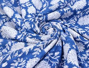 Tela de Algodón con Estampado a Mano Royal Indigo – Estampado Botánico Floral de Dalia Blanca Intensa para Ropa de Verano y Decoración - Product Image 2