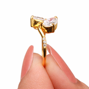 Bague Toi et Moi en or massif 14 carats avec diamant de laboratoire taille poire 1 carat, bague de fiançailles à deux pierres, bague à diamants ronds latéraux, bague ondulée - Product Image 4