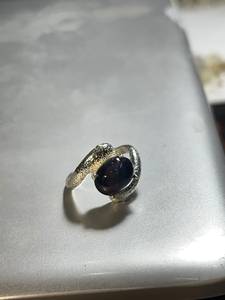 Bague en opale noire, texture martelée, design Bypass, pierre cabochon ovale, bijoux, fournisseur en gros, bague statement faite à la main - Product Image 1
