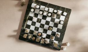 Jeu d'échecs en marbre artisanal, plateau de jeu en pierre de luxe, pièces géométriques minimalistes, décoration de table haut de gamme - Product Image 2