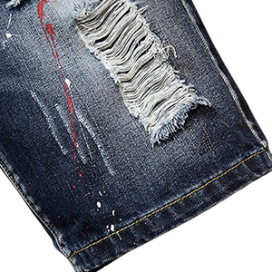 Short en jean pour homme, coupe ample, style streetwear hip-hop, avec design flamme en strass bicolore personnalisé et patch étoile. - Product Image 4