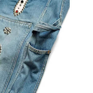 Shorts en jean noir délavé coupe décontractée pour homme avec motif de strass argentés sur toute la surface et ourlet brut déchiré style streetwear - Product Image 4