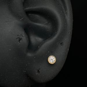 Diamante refinado de 3 mm cultivado en laboratorio con engaste invisible para perforación en oro de 10 quilates - Product Image 1