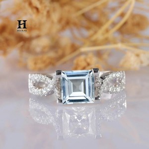 Anillo de Diamantes Azul Claro con Corte Princesa, Oro Blanco de 18K, Banda de Diamantes Trenzada, Joyería Fina para Cóctel - Product Image 1