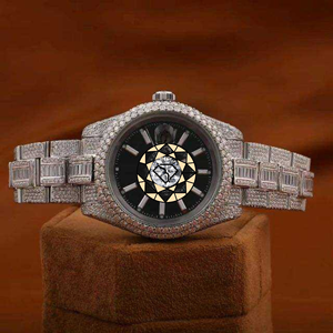Reloj de pulsera de acero inoxidable con diamantes de laboratorio de dos tonos, esfera color chocolate, brazalete chapado en oro rosa y movimiento de cuarzo. - Product Image 1