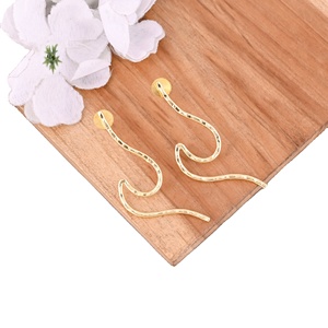 Pendientes de Botón de Latón Chapados en Oro de Moda para Mujer, Pendientes de Botón Lisos Chapados en Oro de Latón de Alta Calidad - Product Image 1