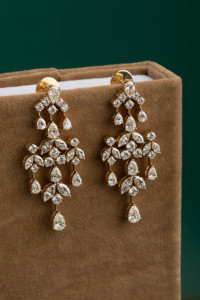 Boucles d'oreilles chandelier en diamants de laboratoire taille princesse, plaquées or, bijoux de luxe pour mariée, certifiées IGI, Swaroop Diamond - Product Image 3