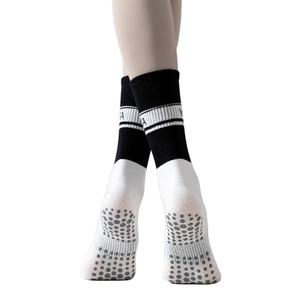 Chaussettes de sport Full Grip avec bande de mollet et texte anti-dérapant en coton extensible Style Crew Logo personnalisé pour Gym Yoga vente en gros - Product Image 1