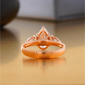 Anillo de Compromiso con Diamante Cultivado en Laboratorio de 1.55 Quilates, Corte Pera, Oro de 14K, VVS-VS DEF, Anillo de Novia con Corte Cojín en Oro Blanco y Amarillo - Product Image 4