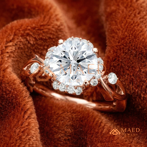 แหวนหมั้นทองคำขาว 14K/18K ทรงกลมประดับเพชรแบบ Halo พร้อมดีไซน์ลายเถาวัลย์และใบไม้ประดับด้านข้าง |   แหวนเจ้าสาวสุดโรแมนติกสำหรับผู้หญิง - Product Image 2