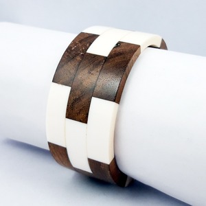 Bracelet jonc en résine écologique peint à la main, personnalisé, artistique, coloré, bijou de collection, fait main, art portable, géométrique - Product Image 4