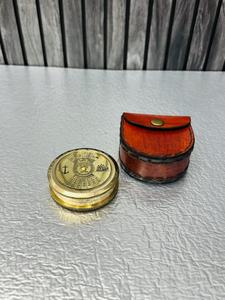Compas en laiton de 2 pouces avec calendrier et poème, étui en cuir gaufré, fait main, durable, moderne, pour usage professionnel, cadeau promotionnel, OLD WORLD TREASURE - Product Image 5