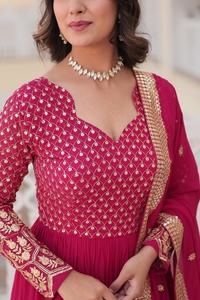 ชุดเดรสอานาร์กาลีอินเดียคุณภาพเยี่ยมสำหรับงานแต่งงาน  ผ้าฟอกลายดอกไม้  งานปักนูน  ปรับแต่งได้  สำหรับผู้หญิง  รุ่นฟาเตมา - Product Image 5