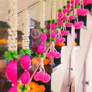 ประดับทางเข้าบ้านและบันไดด้วยพวงดอกกุหลาบประดิษฐ์ด้วยมืออย่างประณีต พร้อมตกแต่งด้วยไข่มุกอย่างงดงาม สำหรับตกแต่งบ้านในวันสำคัญต่างๆ - Product Image 2