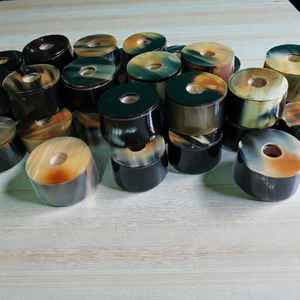 Support de lampe artisanal en corne de buffle noire naturelle, éco-responsable, base d'éclairage décorative haut de gamme pour la maison et la décoration intérieure - Product Image 1