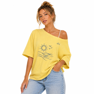Camiseta informal de playa para mujer, oversize, cuello ancho, amarillo y gris, hombros descubiertos, con gráfico personalizado, de algodón, con logo bordado, para resort. - Product Image 1