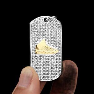 Pendentif de luxe en argent 925 avec cristaux de strass et breloque en forme de sneaker plaqué or, unisexe, pour usage quotidien, provenant d'Inde - Product Image 1