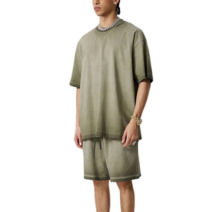 Ensemble été homme respirant, chemise et short assortis, tenue décontractée, coupe confortable et relaxée, idéal pour les vacances à la plage, la salle de sport et en vente en ligne. - Product Image 4