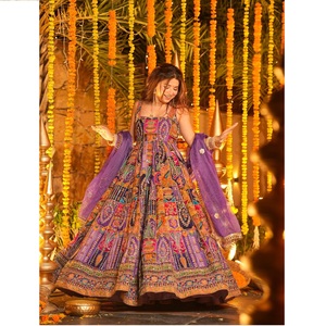 ชุดเดรส Anarkali ดีไซน์เนอร์ พร้อมกางเกงและผ้าคลุมไหล่ ลายพิมพ์ปักประดับอย่างสวยงาม หลากสี เหมาะสำหรับเทศกาลต่างๆ - Product Image 1