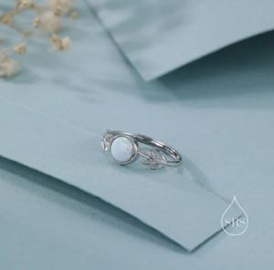 Bague ajustable en argent sterling 925 avec motif botanique feuille d'olivier et serti clos, ornée d'opale blanche de laboratoire, pour fiançailles et mariage - Product Image 3