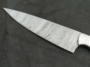 Couteau de chef ambidextre moderne fait main Edge Master Manufacture, en acier Damas, manche en corne noire, étui en cuir, compatible lave-vaisselle - Product Image 2