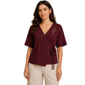 Blusa Casual Borgoña para Mujer con Bordado, Manga Corta, Cuello en V y Lazo en la Cintura, Fabricante de Camisas de Moda al por Mayor con Logotipo Personalizado - Product Image 1