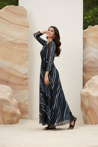 Robe longue élégante en georgette imprimée à chaîne, noire, col en V, manches trois quarts, longueur standard, doublure intérieure en crêpe, entièrement cousue, prête à porter - Product Image 2