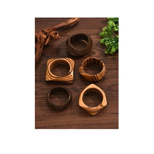 Porte-serviettes en bois finition luxe pour événements gastronomiques, réutilisable. - Product Image 1