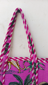 Sac fourre-tout en coton matelassé fait main avec broderie Kantha, imprimé animaux tropicaux de la jungle, fermeture éclair, deux poignées, sac à bandoulière - Product Image 4